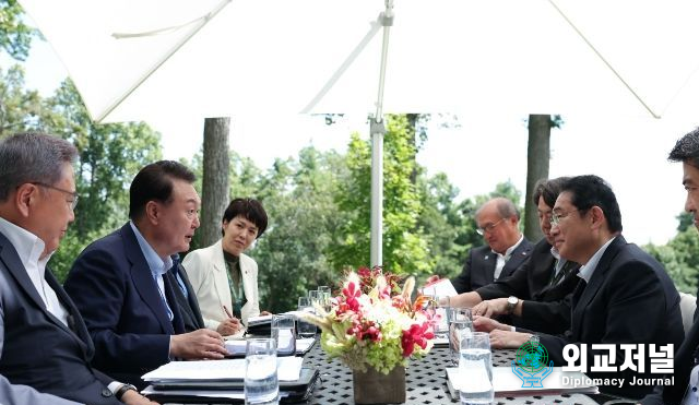 President Yoon Suk-yeol (second from left) holds a Korea-Japan summit with Japanese Prime Minister Fumio Kishida Camp David in the U.S. on Aug. 18.