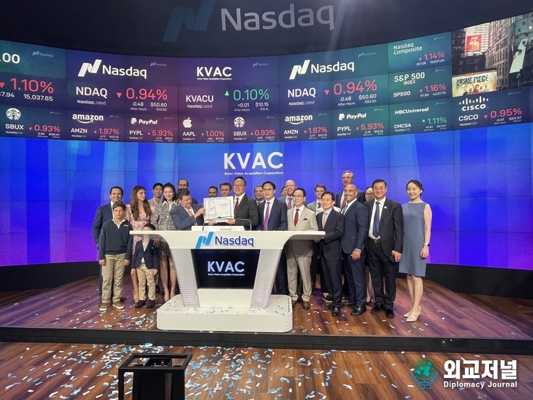  KVAC Company 설립자인 Jason Wong , KVAC Company CEO인 Huang Jiajun (Kenneth Wong) , KVAC 관리 팀, American General Business Association 대표단이 나스닥 증건거래소 타종식에 참여했다. 