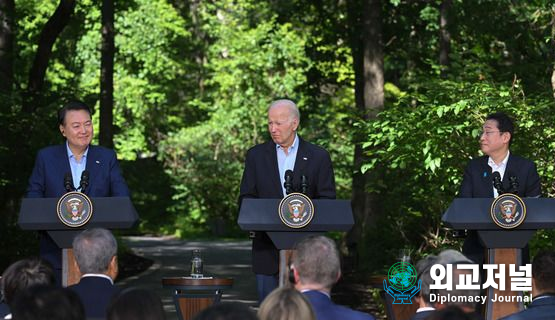 President Yoon Suk-yeol (left), U.S. President Joe Biden (center) and Japanese Prime Minister Fumio Kishida hold a joint press conference at Camp David, a presidential villa near Washington, D.C. on Aug. 18 (local time)./ Courtesy of the President's Office