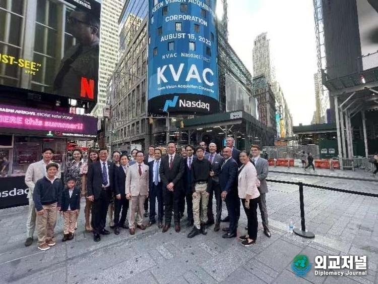 KVAC Company founder Jason Wong, KVAC Company CEO Huang Jiajun (Kenneth Wong), KVAC management team, and American General Business Association delegates are taking a photo after the bell-ringing ceremony.