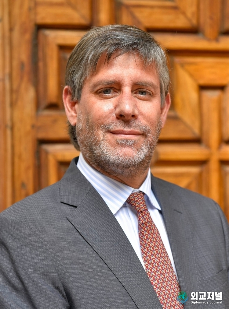 Peruvian Ambassador to Korea Paul Fernando Duclos Parodi