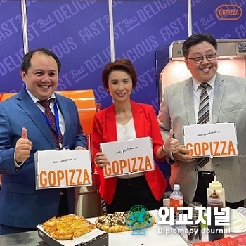 (From left) GoPizza Singapore Corp. head Kelvin Sia, Singapore's Minister of Trade and Industry Low Yen Ling and Singapore Franchise Association President Dickson Low pose for the camera.