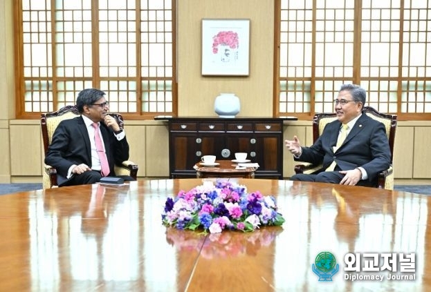 Foreign Minister Park Jin (right) talks with India's deputy national security adviser Vikram Misri, who visited Korea, on August 22.