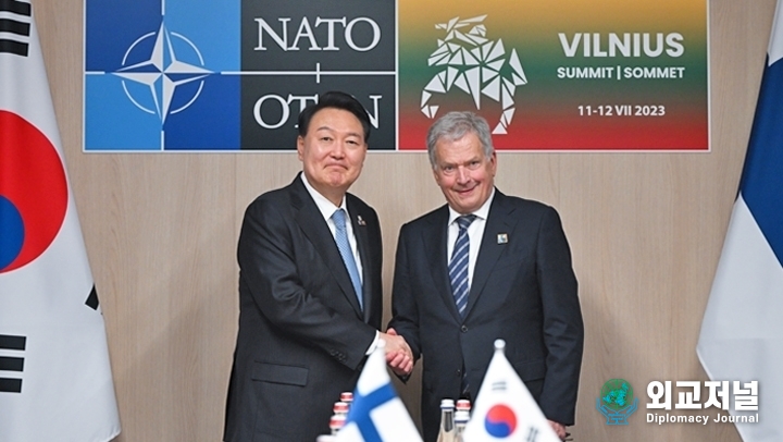 President Yoon Suk-yeol (left) shakes hands with Finnish President Saul Ninieste at the Korea-Finland summit held at the NATO summit in Vilnius, Lithuania, on July 12, 2023.