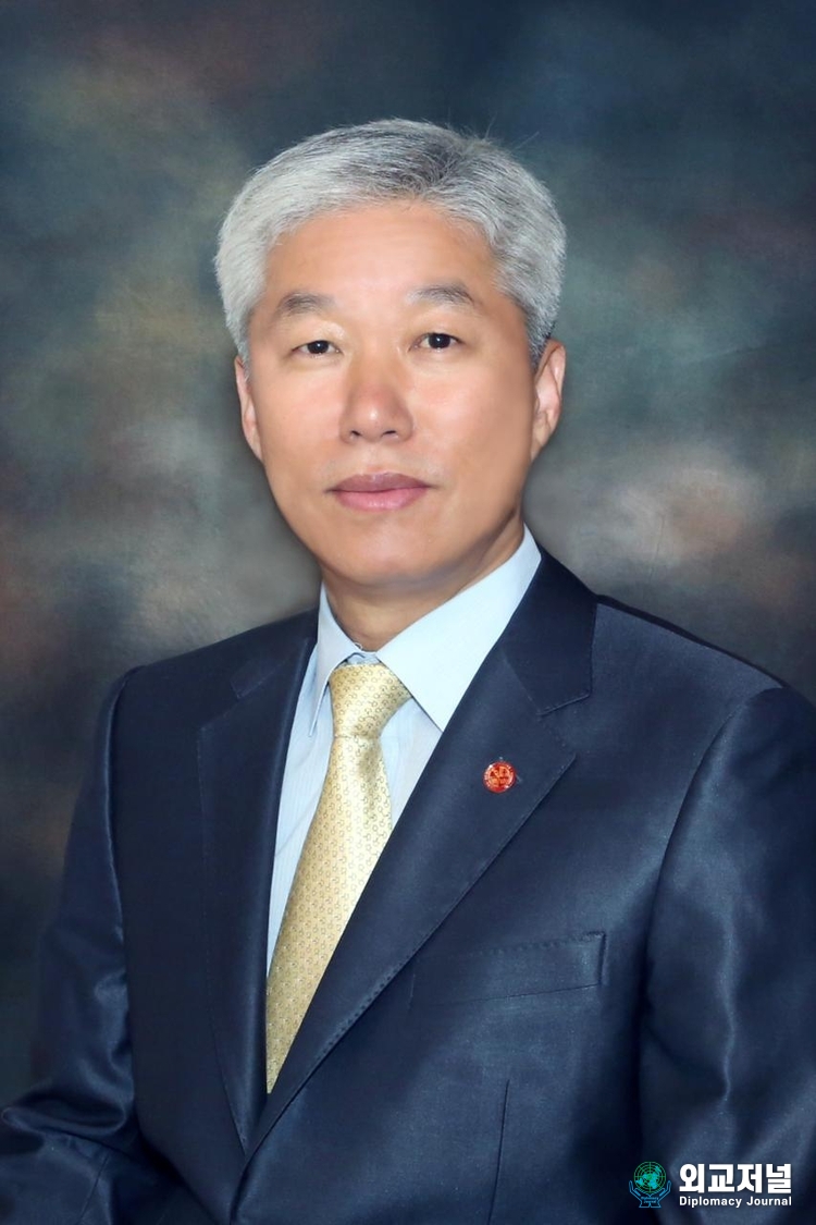 Chairman Lee Jon-young of the Organizing Committee of the World Peace Art Exhibition<br>
<br>