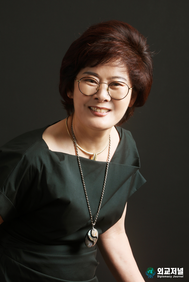 Lee Yeon-sook, Chairman of the jury<br>
