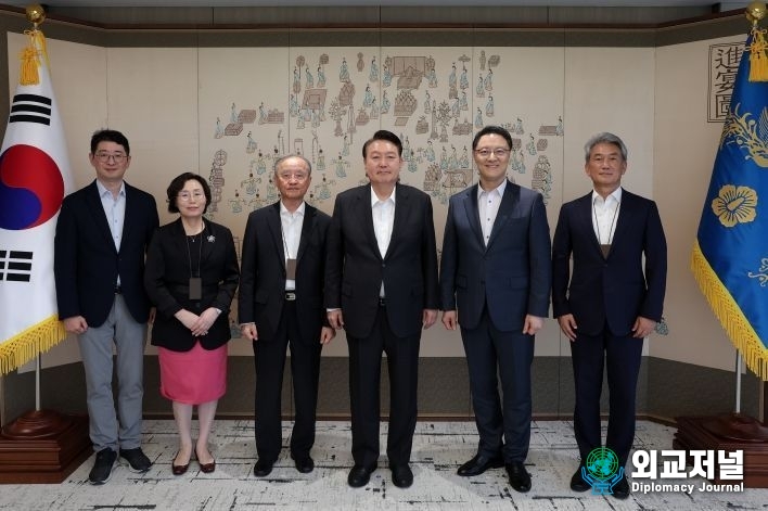 President Yoon Suk-yeol (fourth from left) holds a luncheon meeting with leaders of the Association of Korean Law Schools, on Aug. 24.