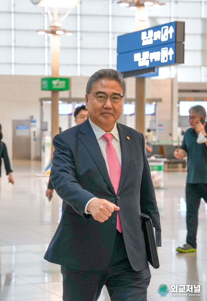 Foreign Minister Park Jin is leaving Incheon International Airport in May. / Courtesy of the Ministry of Foreign Affairs