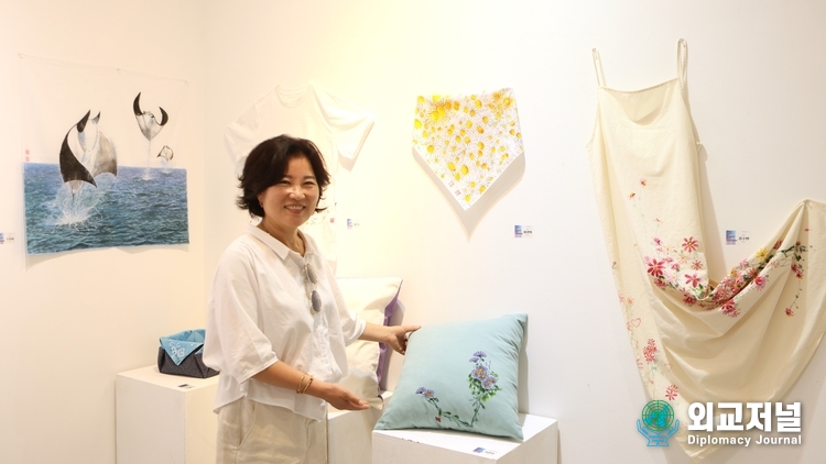 쿠션 / 최향자 작가 오늘도 나는 전시장을 찾았다. 정성껏 만든 쿠션이 입상되었기에 누군가에게 나의 작품이 상품이 되어 전 세계인의 쿠션이 되기를. ..