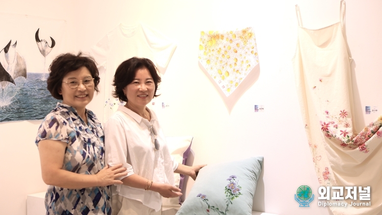 지인과 함께 전시장을 찿아 축하 인사를 받고 기쁜 마음으로 한컷의 사진을 남기다. 