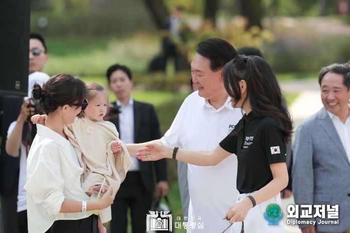 President Yoon Suk-yeol and First Lady Kim Keon-hee made a surprise visit to the event for multi-child families at Yongsan Fountain Garden in Seoul on Aug. 26.