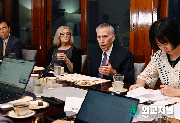 Philip Goldberg, the U.S. ambassador to South Korea (third from left), holds a press conference on the Korea-U.S. summit at the embassy's residence in Jongno-gu, Seoul on Aug. 23.