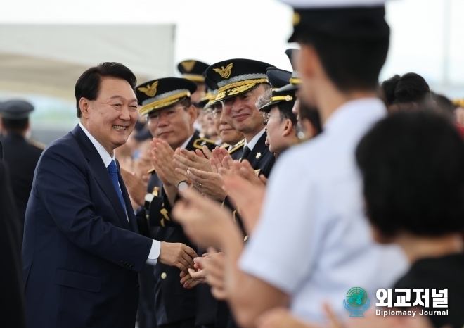 President Yoon Suk-yeol shakes hands with Korea Coast Guard officers at the 70th anniversary of the Korea Coast Guard Day ceremony at the Araseohae Gap Gate in Incheon, Korea, on Aug. 28, encouraging the Korean Coast Guard.