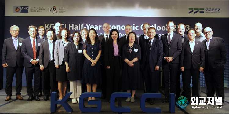 (Front row middle) Hyun-Nam Park, Korean Chairperson of KGCCI, Juliana Lee, Asia Chief Economist at Deutsche Bank, Duk-hee Yoon, Deputy Commissioner of GGFEZ, Georg Schmidt, German Ambassador-designate to Korea, Holger Gerrmann, German Chairperson of KGCCI, (back row middle) Martin Henkelmann, President & CEO of KGCCI, Frank Robaschik, Director and Correspondent Japan at GTAI and KGCCI board members at ‘KGCCI Half-year Economic Outlook 2023’ pose for a group photo. / Courtesy of KGCCI
