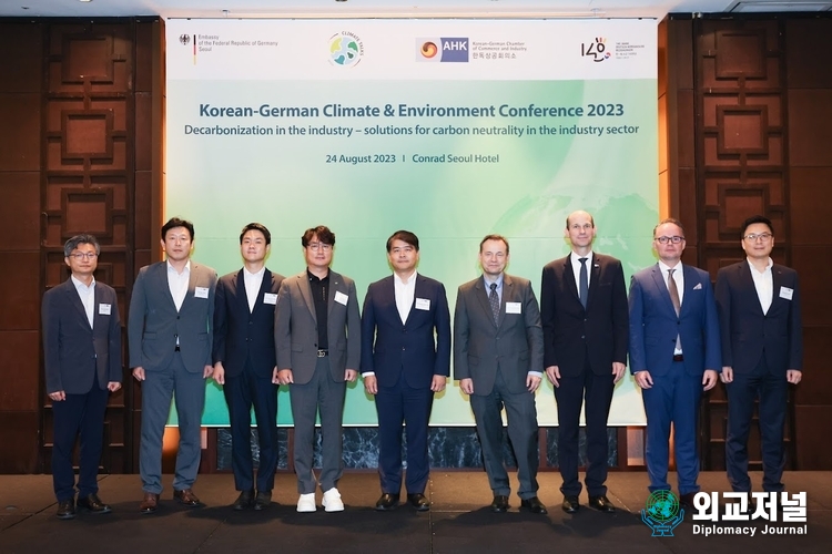 (From left) Han chul Lee, Director of Industrial Environment Division, MOTIE, Thomas Choi, President of EVONIK Korea, Han Sol Jung, Senior Researcher, Korea Shipbuilding and Offshore Engineering, Charles Lee, CEO, Low Carbon Co. Ltd, Young-joon Joo, Deputy Minister for Industrial Policy MOTIE, Georg Schmidt, German Ambassador-designate to Korea, Martin Henkelmann, President & CEO of KGCCI, Tino Hildebrand, Vice President of Siemens Korea, Sangmin Lee, General Manager of POSCO at Korean-German Climate & Environment Conference 2023 pose for a group photo. /Courtesy of the KGCCI