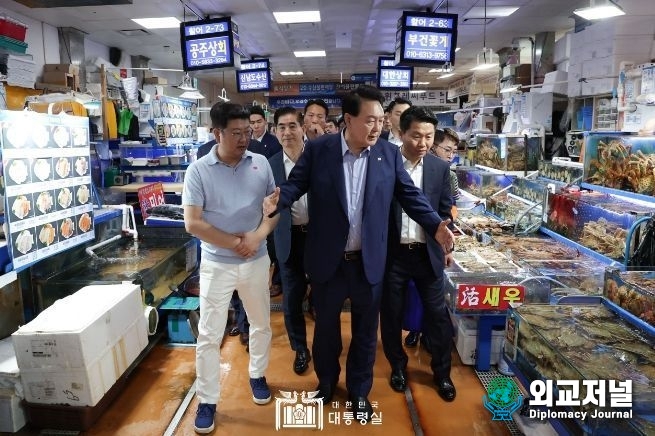 President Yoon Suk-yeol visits the Noryangjin Fish Market in Seoul to encourage merchants on Aug. 31, 2023.