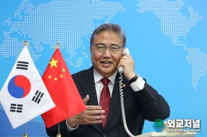 Foreign Minister Park Jin speaks with Chinese Foreign Minister Wang Yi on the phone. / Courtesy of the Ministry of Foreign Affairs