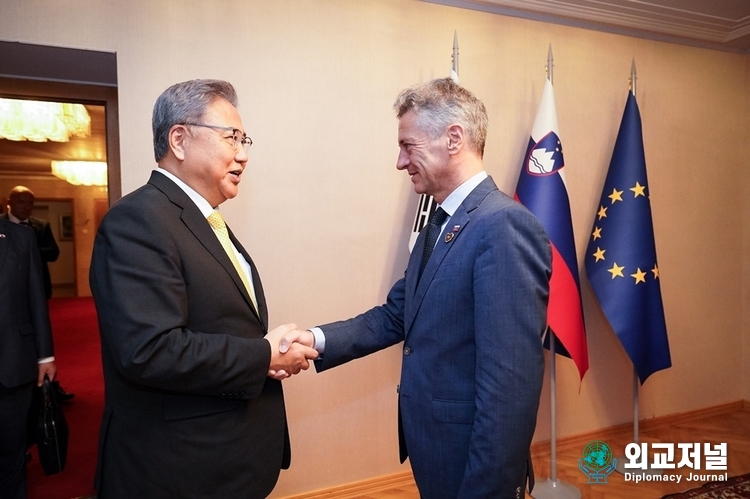 Minister of Foreign Affairs Park Jin (left) shakes hands with Slovenian Prime Minister Robert Golob in Slovenia on August 28.