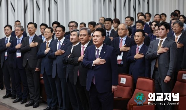 President Yoon Suk-yeol salutes the national flag at the 60th anniversary ceremony of the Korea National Diplomatic Academy held at the KNDA building in Seocho-gu, Seoul, along with Minister Park Jin of the Ministry of Foreign Affairs and other guests on Sept. 1.