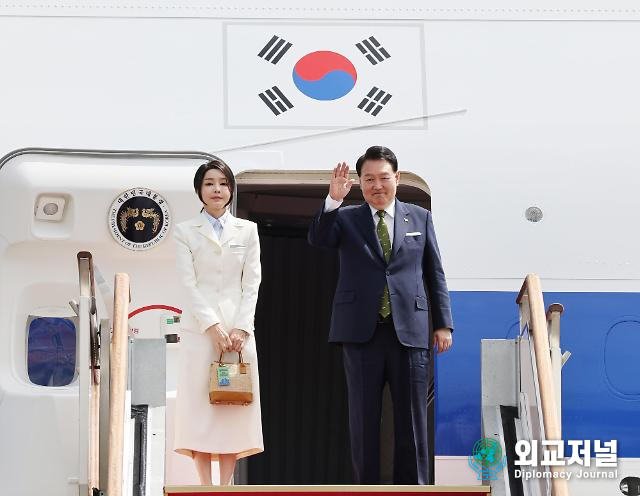 President Yoon Suk-yeol and First Lady Kim Keon-hee leave Seongnam Seoul Airport for Indonesia on Sept. 5, greeting the farewell guests.