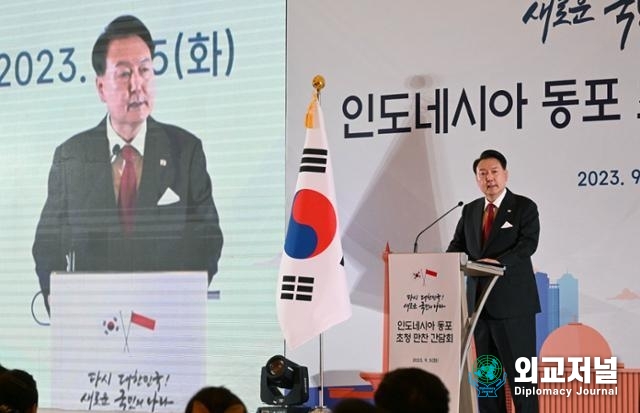 President Yoon Suk-yeol delivers a speech at a dinner meeting with Korean compatriots in Indonesia on Sept. 5.
