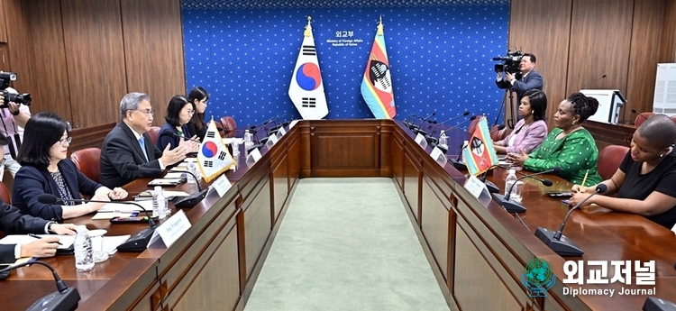 Minister of Foreign Affairs Park Jin holds a meeting with Minister of Foreign Affairs and International Cooperation of Eswatini Thulisile Dladla in Seoul on September 1.