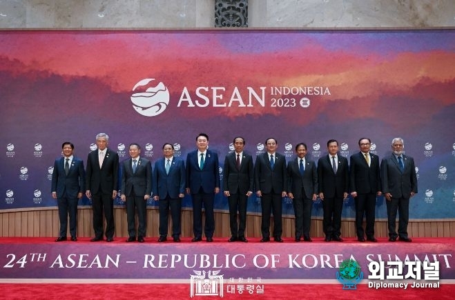 President Yoon Suk-yeol (fifth from left) poses with leaders of the ASEAN-Korea Summit held at the Jakarta Convention Center (JCC) in Indonesia on Sept. 6, 2023.
