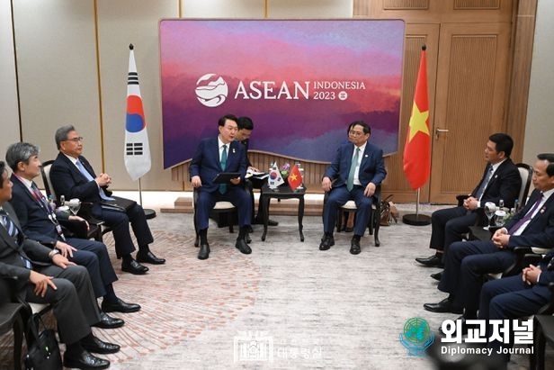 President Yoon Suk-yeol (left) holds a bilateral meeting with Vietnamese Prime Minister Pham Minh Chinh at the Jakarta Convention Center in Jakarta, Indonesia, on Sept. 6, 2023.