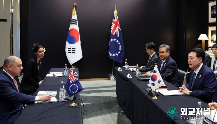 President Yoon Suk-yeol (right) holds a summit with Cook Islands Prime Minister Mark Brown on Sept. 6, 2023.