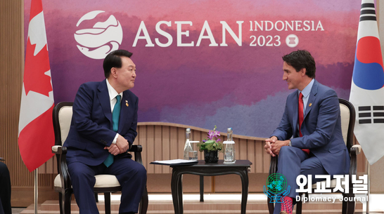 President Yoon Suk-yeol (left) exchange views with Canadian Prime Minister Justin Trudeau in a summit on Sept. 6, 2023.