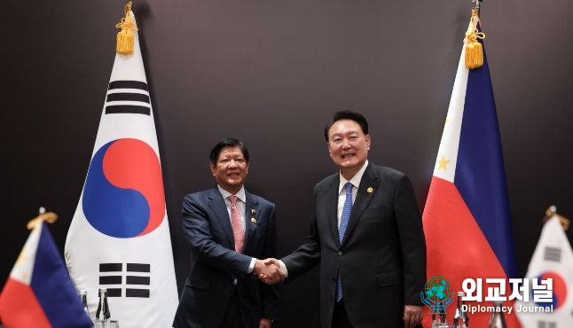President Yoon Suk-yeol (right) shakes hands with Philippine President Ferdinand Marcos Jr. before the Korea-Philippines summit on Sept. 7.