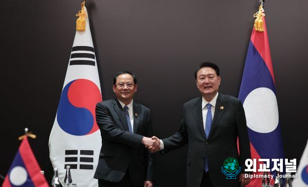 President Yoon Suk-yeol (right) holds a bilateral meeting with Lao Prime Minister Lao Prime Minister Sonexay Siphandone on September 7.