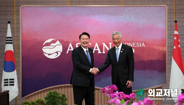 President Yoon Suk-yeol (left) shakes hands with Prime Minister Lee Hsien Loong of Singapore before holding a summit on Sept. 7.