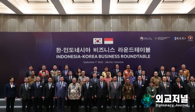 President Yoon Suk-yeol poses with attendants at the Korea-Indonesia Business Roundtable (BRT) on September 7.