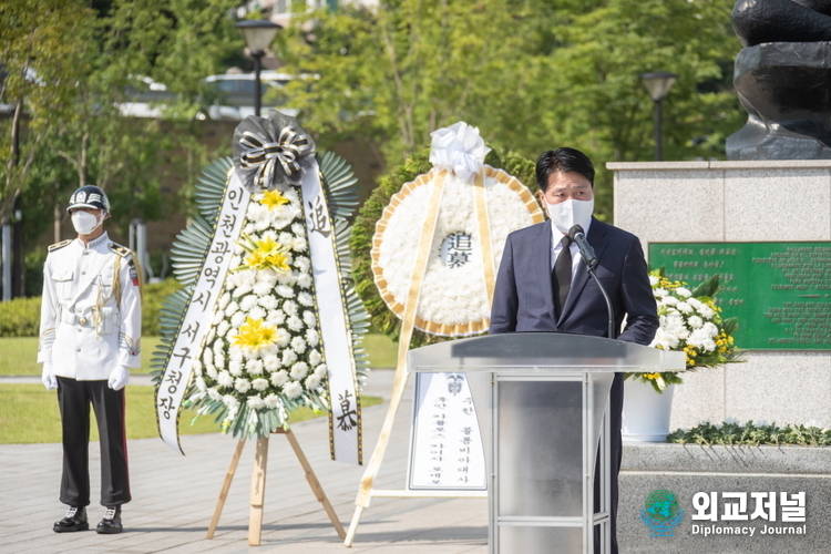 Kang Beom-seok, the mayor of Incheon's Seo-gu, delivers a speech at the memorial event commemorating the 72nd anniversary of Colombian troops' participation in the Korean War at the Colombian War Memorial.