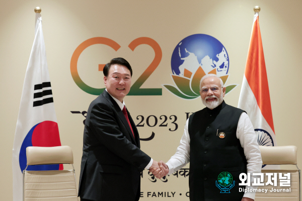 President Yoon Suk-yeol (left) shakes hands with Indian Prime Minister Narendra Modi before holding a summit on September 10.