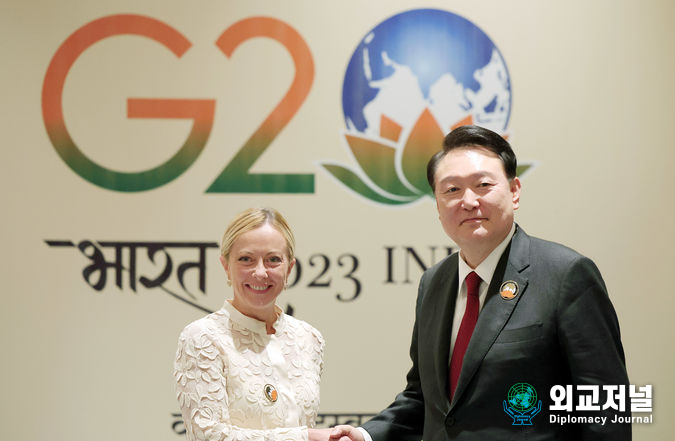 President Yoon Suk-yeol (right) shakes hands with Italian Prime Minister Giorgia Meloni before holding a summit on Sept. 10.