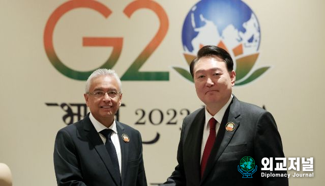 President Yoon Suk-yeol (right) poses with Mauritian Prime Minister Pravind Kumar Jugnauth before holding a summit on Sept. 10.