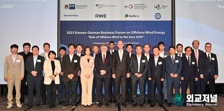 (Front row middle) Jörn Beissert, Deputy Head of Mission at German Embassy Seoul, Dr. Martin Henkelmann, President & CEO of KGCCI, Sam Hwang, Senior Vice President SK Oceanplant, YangHo Bae, CEO of Baywa r.e., (Back row middle) Heejip Kim, Professor of Seoul National University, David Jones, Country Manager of RWE Renewables Korea (back row right) Tony Ji-Yon Kim, Department Manager of TÜV SÜD Korea, Arne Küper, Economic Counsellor at German Embassy Seoul and panelists pose for a photo during 2nd Korean-German Business Forum on Offshore Wind Energy in Seoul, South Korea on September 8, 2023. / Courtesy of KGCCI