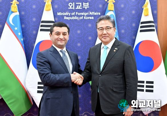 Foreign Minister Park Jin (right) shakes hands with Uzbekistan's Foreign Minister Bakhtiyor Saidov while holding the 1st Korea-Uzbekistan foreign ministers' strategic dialogue in Seoul on Sept. 11.