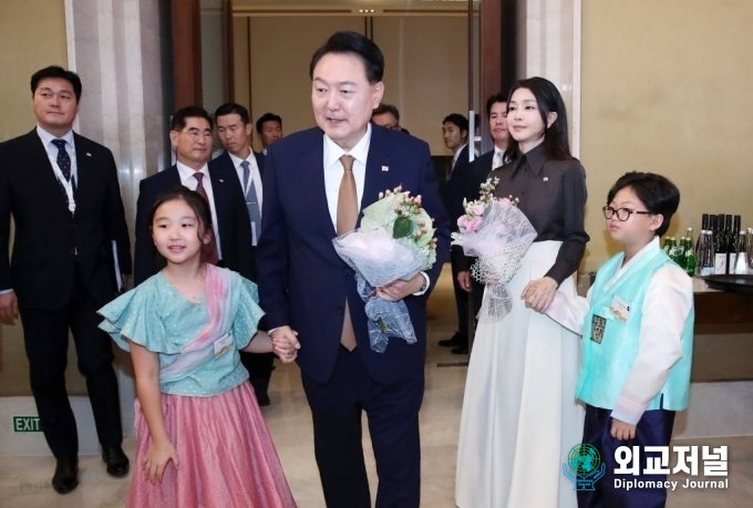 President Yun Suk-yeol and First Lady Kim Keon-hee receive a bouquet of flowers from Hwadong during a dinner meeting with Korean compatriots in India at a hotel in New Delhi on Aug. 8 (local time).