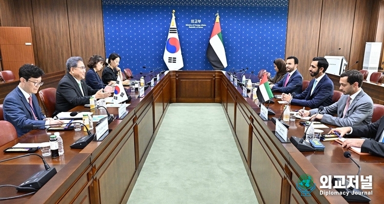 Minister of Foreign Affairs Park Jin holds a meeting with Minister of State of the United Arab Emirates Sheikh Shakhboot bin Nahyan Al Nahyan in Seoul on September 11.