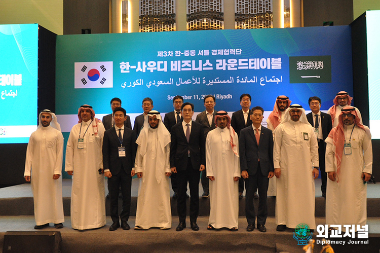 Korean and Saudi business leaders and officials, including Han Hoon, Vice Minister of Agriculture, Food, and Rural Affairs, who serves as the head of the Shuttle Economic Cooperation Team, are taking a commemorative photo during the "Korea-Saudi Business Round Table" held in Saudi Arabia on Sept. 11. / Courtesy of the Ministry of Agriculture, Food, and Rural Affairs
