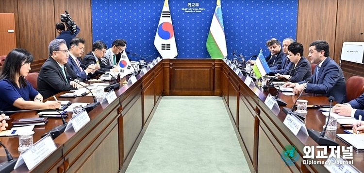 Foreign Minister Park Jin (left) holds the 1st Korea-Uzbekistan foreign ministers’ strategic dialogue with Minister of Foreign Affairs of Uzbekistan Bakhtiyor Saidov at the Ministry of Foreign Affairs in Seoul on September 11.