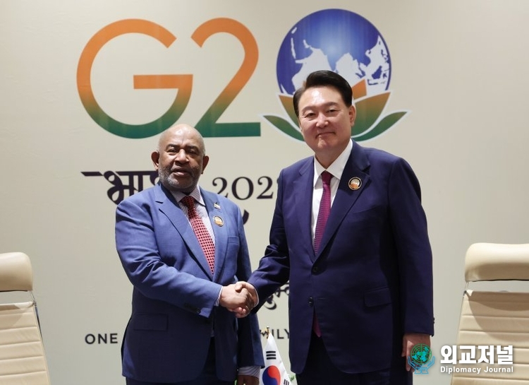 President Yoon Suk-yeol (right) takes a commemorative photo with Comoros President Azali Assoumani during the Korea-Comoros summit at the International Exhibition Center in New Delhi, India, on Sept. 9 (local time).