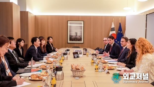 Minister Park Min-shik (fourth from left) and the delegation hold a meeting with Luxembourg Prime Minister Xavier Bettel. / Courtesy of the Ministry of Patriots and Veterans Affairs