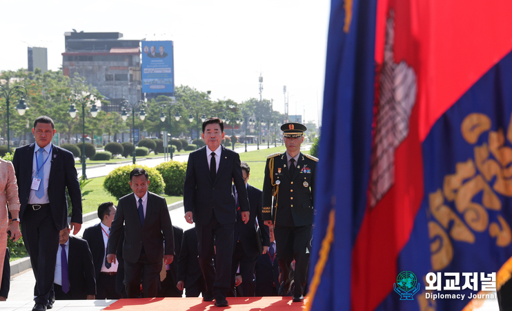 National Assembly Speaker Kim Jin-pyo (second from right) enters to lay a wreath at the memorial statue of Cambodia's former King Norodom Sihanouk on the morning of Sept. 7, local time. / Courtesy of the National Assembly