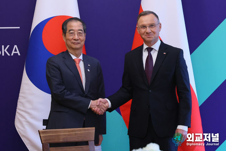 Prime Minister Han Duck-soo (left) meets with Polish President Andrzej Duda at the bilateral talks in Poland, on Sept. 14 (local time). / Courtesy of the Prime Minister's Office