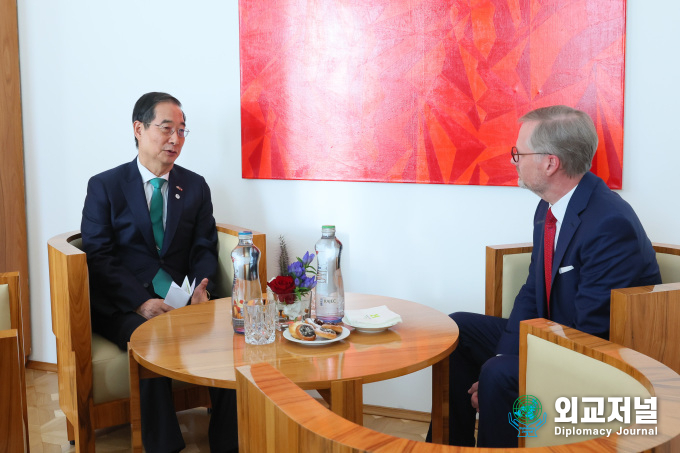 Prime Minister Han Duck-soo (left) and Czech Prime Minister Petr Fiala talk during the Korea-Czech Prime Ministerial Meeting on Sept. 12.