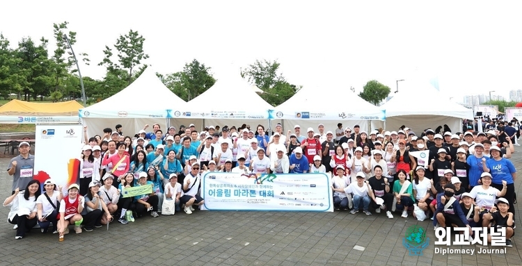 Participants of KGCCI Joint CSR ‘140 Guide Walkers’ pose for a group photo. / Courtesy of KGCCI